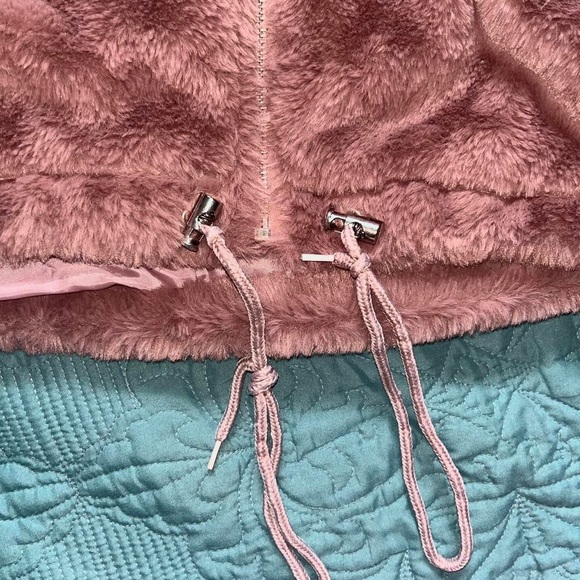 missguided faux fur pink bomber jacket - Picture 3 of 4
